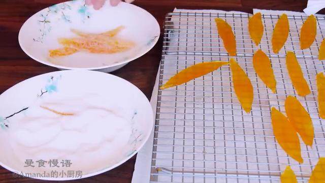 糖渍柚子皮,把柚子皮在白砂糖里滚一圈蘸上糖,放入干净的碗,密封