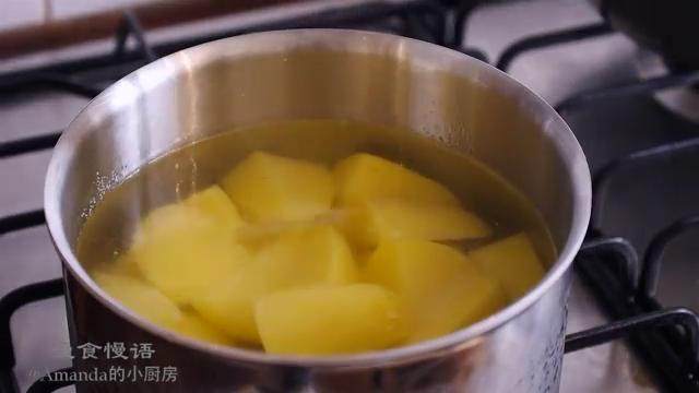 牧羊人派,土豆块冷水下锅,加盐煮开,转小火煮20分钟