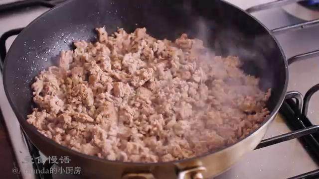 牧羊人派,热锅倒油,倒入蒜蓉炒香,倒入羊肉炒至变色盛出