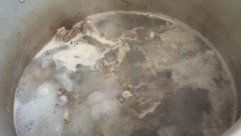 陕北炖羊肉,撇干净后把所有的调料放入，加适量盐2加入如果是高压锅煮的话就25分钟左右即可，铁锅煮要1-2个小时