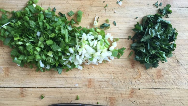 陕北炖羊肉,出锅后把切好的香菜末葱末撒入即可