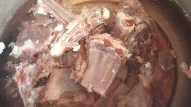 陕北炖羊肉,冷水入锅，羊肉倒入冷水中，水漠过肉，中火打开