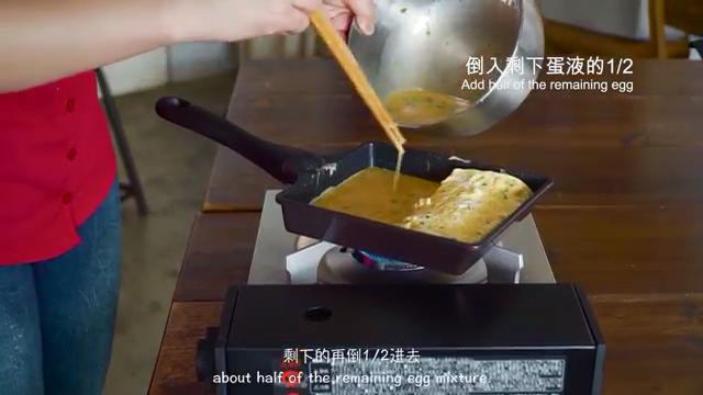 厚蛋烧,锅底抹油,继续倒入剩下蛋液的1/2,同样的方法完成其余的蛋液