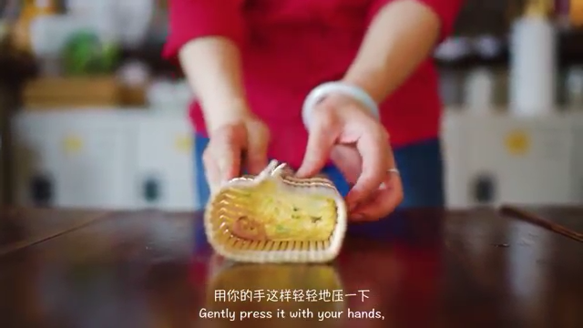 厚蛋烧,出锅,盖在竹帘上,竹帘两边往中间按压,可以让它形成一个更规则的长方形