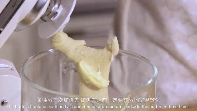 乳酪面包,分三次加入<a style='color:red;display:inline-block;' href='/shicai/ 887'>黄油</a>,继续搅拌