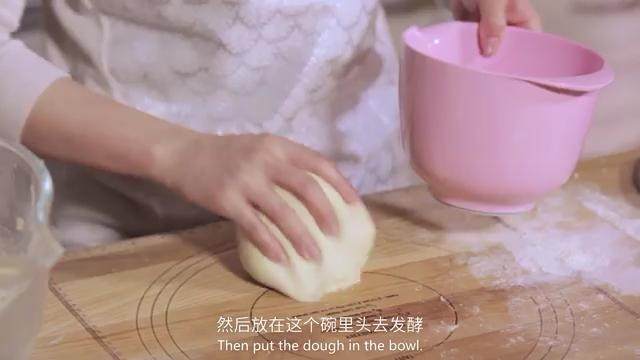 乳酪面包,用手揉成一个面团,放入碗里发酵3小时