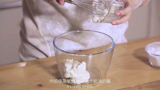 乳酪面包,把奶油奶酪放入碗里,用蛋抽打到顺滑,加入糖粉