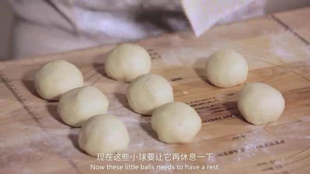 乳酪面包,每个面团团成一个球,盖上抹布静置5分钟