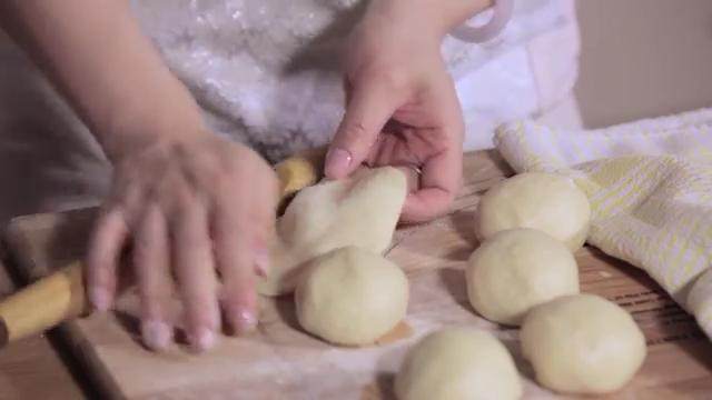 乳酪面包,用擀面杖擀成面片