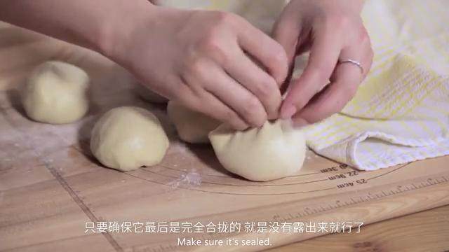 乳酪面包,放一勺奶油芝士进去,包起来