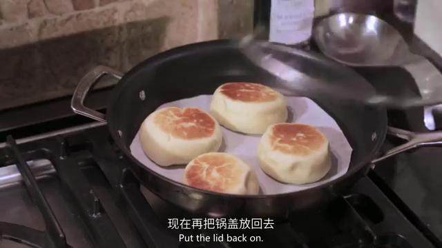 乳酪面包,开小火,烤8分钟,翻面,盖上锅盖焖