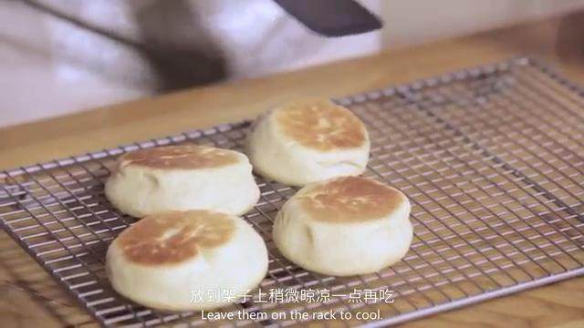 乳酪面包,面包放架子上晾凉即可