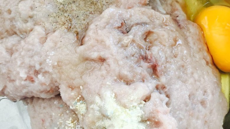 鲅鱼饺子,剁好的鱼馅、加料酒、一个鸡蛋、鸡精、和白糖还有适量清水开始顺着一个搅拌、记着这期间一定不能加盐和食用油、否则鱼肉馅就会泄了、不能用了