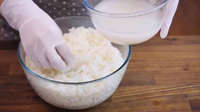 醪糟&酒酿鸡尾酒&酒酿小圆子,酒曲水分几次倒入晾凉的糯米,边倒边揉搓