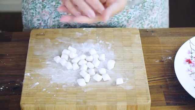 醪糟&酒酿鸡尾酒&酒酿小圆子,切成小剂子,撒上干糯米粉,揉成小圆子