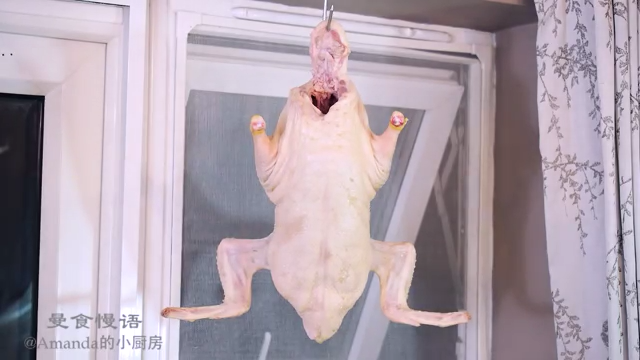 烤鸭,在阴凉通风处将鸭皮彻底晾干,至少需要5小时