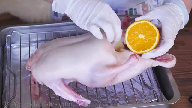 烤鸭,把水果塞到压肚子,用牙签封口
