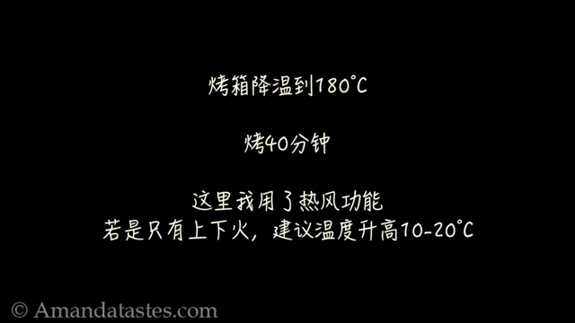 烤鸭,烤箱预热200度,在烤盘垫锡纸,放一点清水,鸭子放烤箱,烤箱降温到180度,烤40分钟
