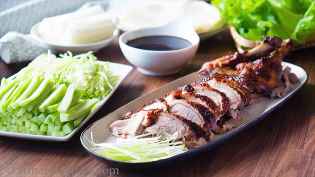烤鸭,片好鸭子,搭配材料吃