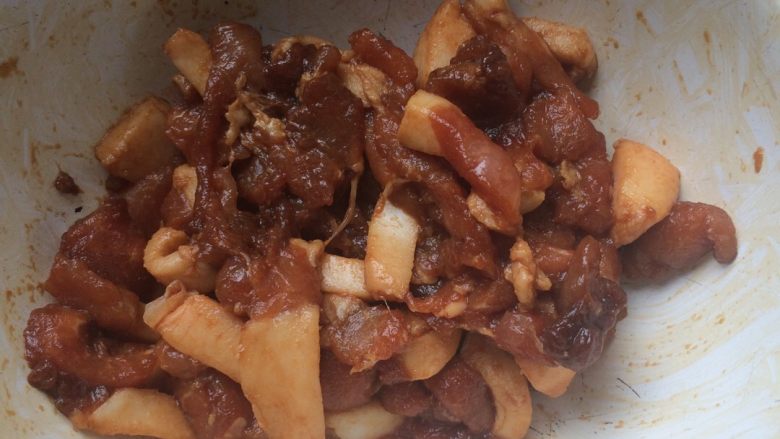 韭薹炒肉,<a style='color:red;display:inline-block;' href='/shicai/ 414'>猪肉</a>切段或丝后配老抽和淀粉腌制5分钟,可略放一点点盐