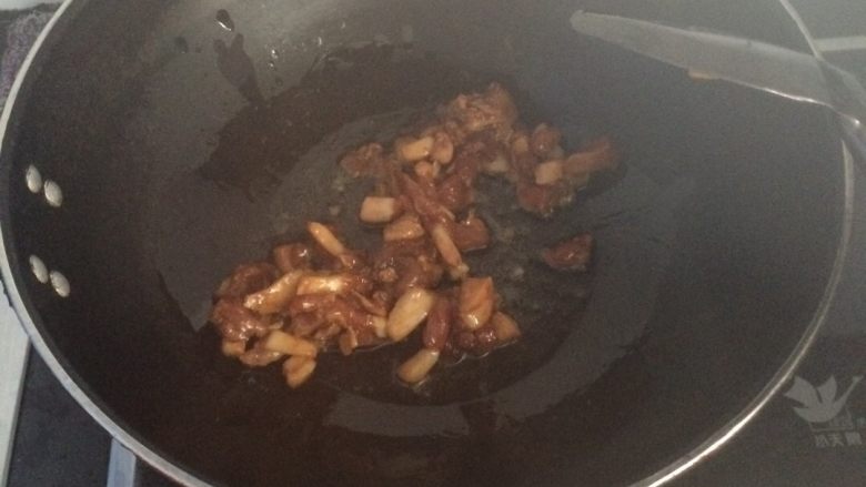 韭薹炒肉,将肉下锅炒至略发白放一小勺姜粉,带整体发白后将肉捞出