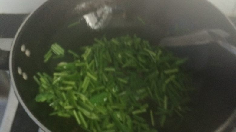 韭薹炒肉,不用关火,油少了以再加,油够就直接将青椒放入炝锅,炒出香味后直接倒去韭薹,炒三分钟