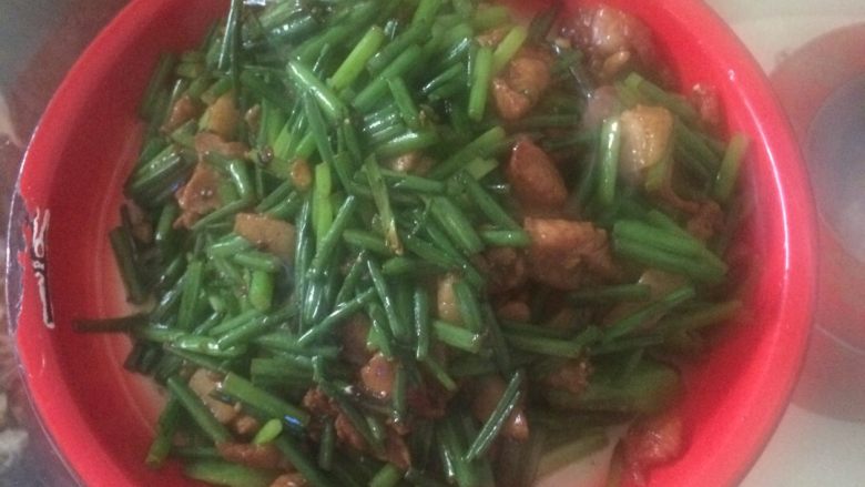韭薹炒肉,之后就可以出锅了,香香美味的韭薹炒肉就OK了