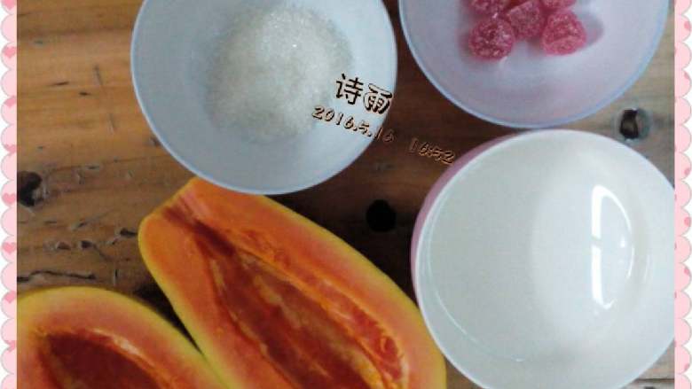 木瓜奶冻,所需材料,木瓜对半切开 把籽挖掉洗净,牛奶倒到碗里……(如图)