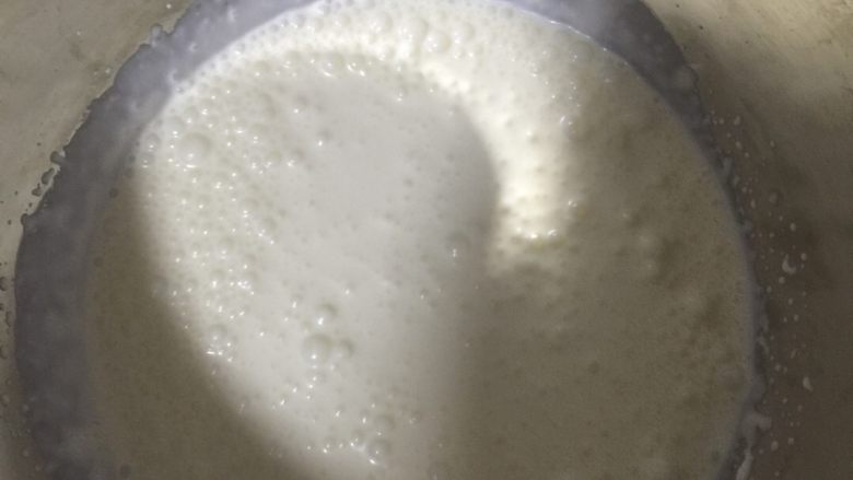 木糠杯,电动打蛋器打发奶油,6成时加入炼奶