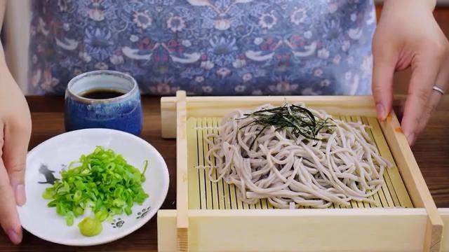 手工荞麦面,撒上海苔即可