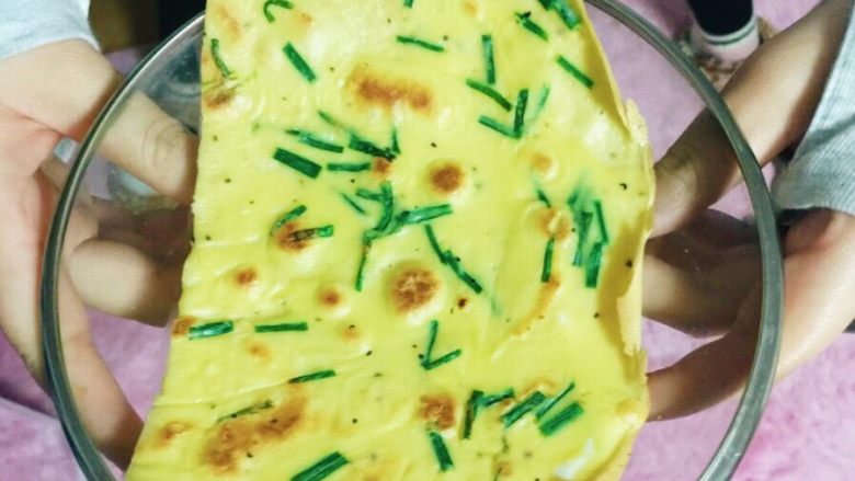 韭菜饼,和室友一人一半 感觉好幸福