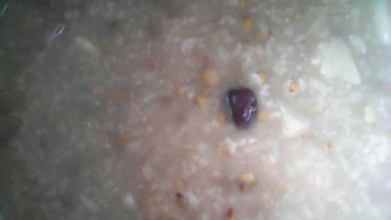 红薯莲子绿豆红枣粥,放入锅中煮，