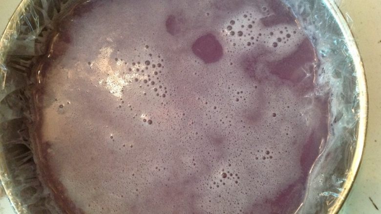紫薯肉皮冻,好后碗或者盘中铺保鲜膜倒入,冷了放冷藏