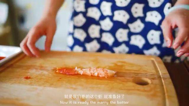 天妇罗,掰掉虾的头,去壳留下虾尾,在腹部划几刀