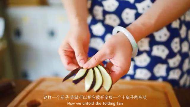 天妇罗,茄子切成小扇子状,放入盐水中浸泡
