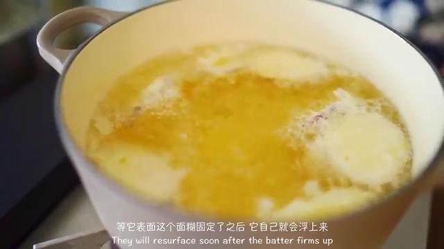 天妇罗,红薯片在面糊中蘸一下,下锅油炸3分钟,捞出沥油,茄子同样的方法