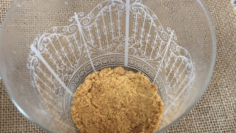 经典木糠杯,然后就开始一层消化饼干一层淡奶油铺满容器,我没有用裱花袋,用的是保鲜袋套在手上弄的哦!比较麻烦!还是建议用裱花袋轻松一点……最上面一层是消化饼干