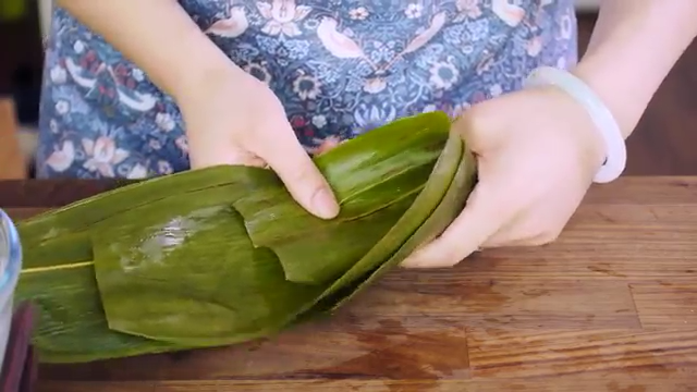 鲜肉粽子,取洗净粽叶两片，齐反时针方向旋转形成密封的漏斗状