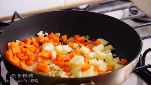 咖喱蛋包饭,热锅倒油,下洋葱翻炒至发黄,倒入土豆和胡萝卜,撒盐翻炒