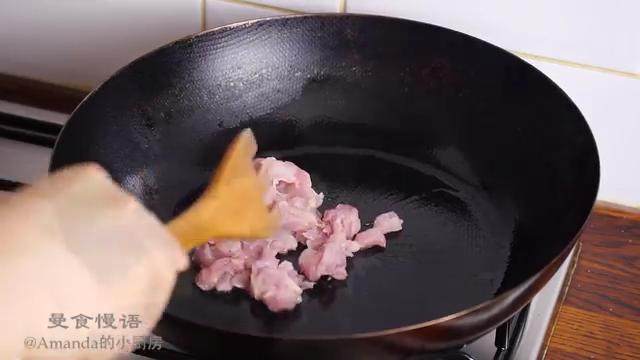 咖喱蛋包饭,热锅倒油,放入鸡肉翻炒至变色盛出