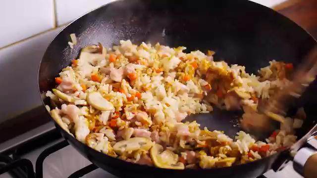 咖喱蛋包饭,倒入鸡腿肉翻炒,倒入咖喱酱汁