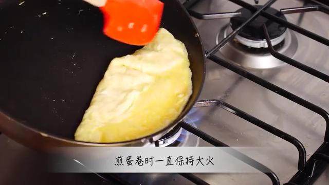 咖喱蛋包饭,热锅倒油,再倒入蛋液,集中在锅子一侧,用铲子把蛋液从中间往锅沿推