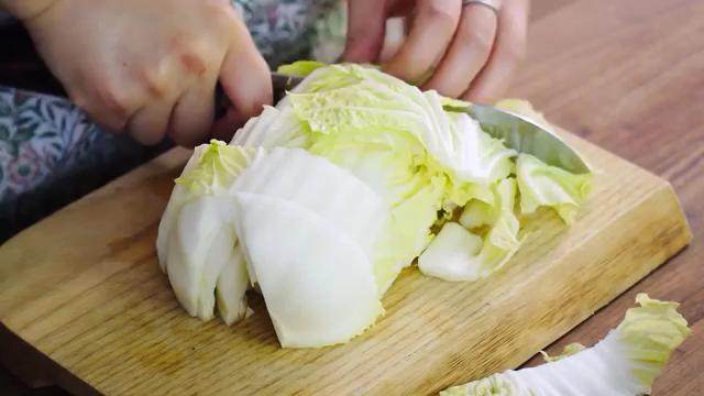 猪油拌饭&白菜卤&猪油拌饭,胡萝卜去皮切片，白菜切寸段，<a style='color:red;display:inline-block;' href='/shicai/ 37'>姜</a>蒜切片，香菇切片，<a style='color:red;display:inline-block;' href='/shicai/ 11620'><a style='color:red;display:inline-block;' href='/shicai/ 406'>猪油</a>渣</a>切碎，木耳撕成小片