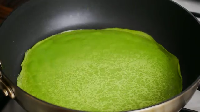 抹茶千层蛋糕,小火煎约20秒,待面糊表面凝固后用手翻面,再煎8-10秒即可出锅
