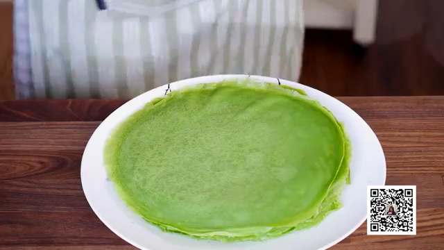 抹茶千层蛋糕,一直重复直至面糊用完,用口径26cm的锅子,煎出21张可丽饼。煎好的饼趁热平铺整齐地叠放好,盖上一块干净的布,放凉待用