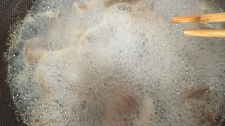 肉夹馍,待水开后用筷子将肉块一次夹出,注意尽量撇开浮沫