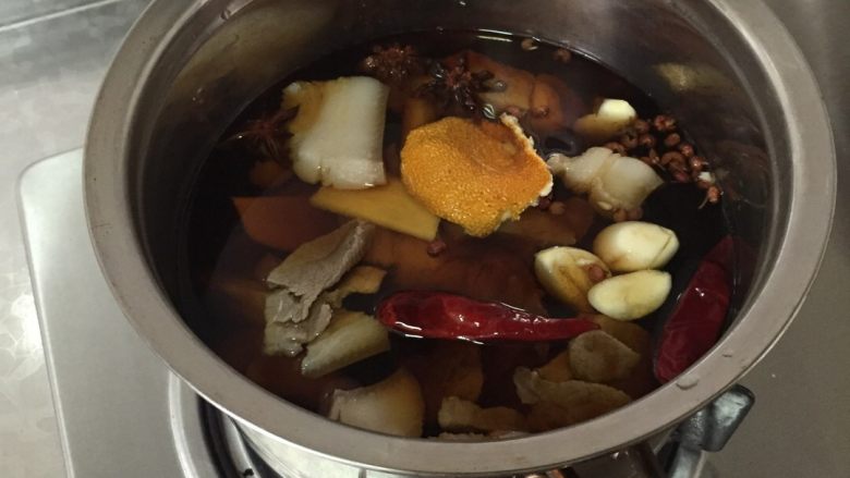 肉夹馍,加入开水没过猪肉,尽量一次加够,因为煮的时间比较长