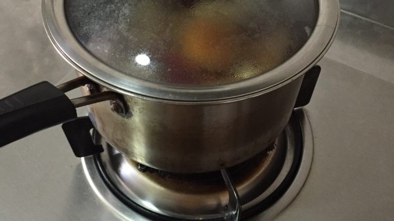 肉夹馍,盖上锅盖开大火煮开,然后转小火慢炖2个小时,一定要用小火哟,火越小,肉炖出来越香