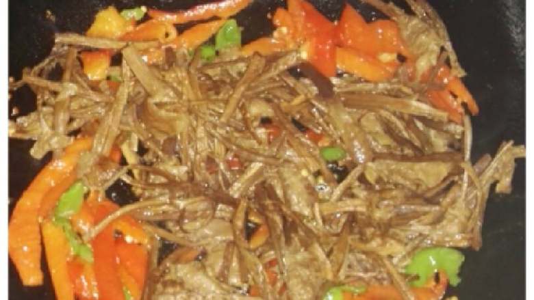 茶树菇炒豆笋,热锅油烧热,下辣椒翻炒,放点盐,这样可以适当去点辣味,然后倒入茶树菇煸炒。