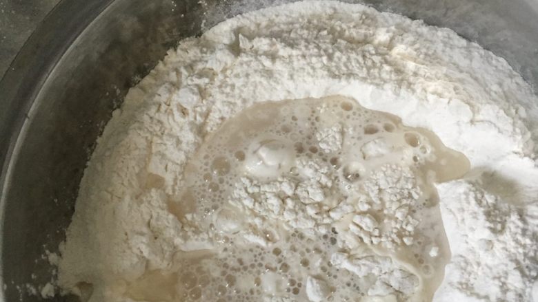 肉夹馍,把酵母水加入面粉里和好面团(注意和面时水要一点点加,放酵母粉的水先少一点,不够了在加温白水就可以了)